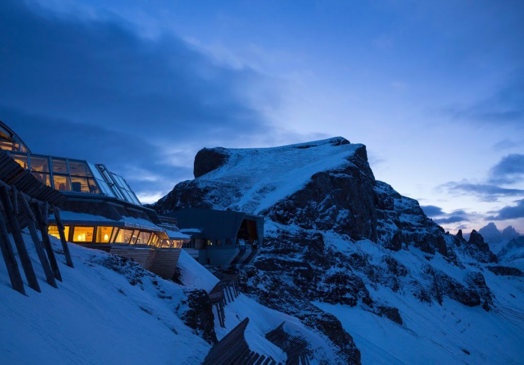 Capodanno al top. Ad Arabba, nello scenario incantato delle Dolomiti, il divertimento raddoppia: per la notte di San Silvestro appuntamento in quota con la cena super esclusiva del Ristorante Viel Dal Pan e l’attesissimo dance party del Rifugio Burz.